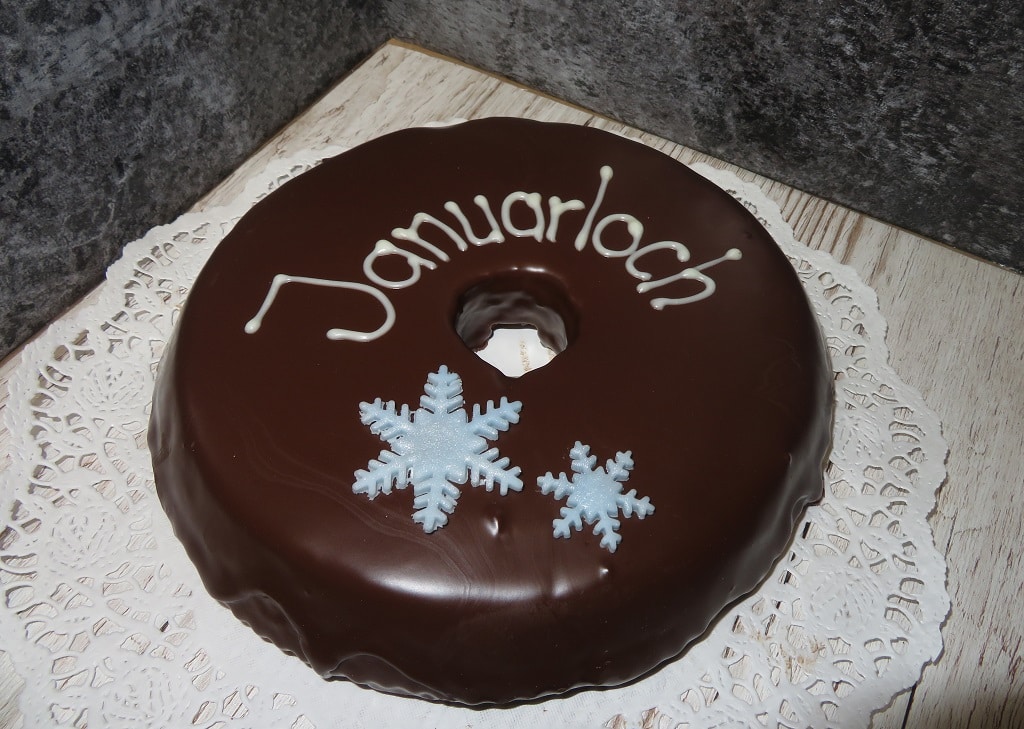 Januarloch- Torte, Torte mit Loch im Zentrum und mit Schokolade überzogen