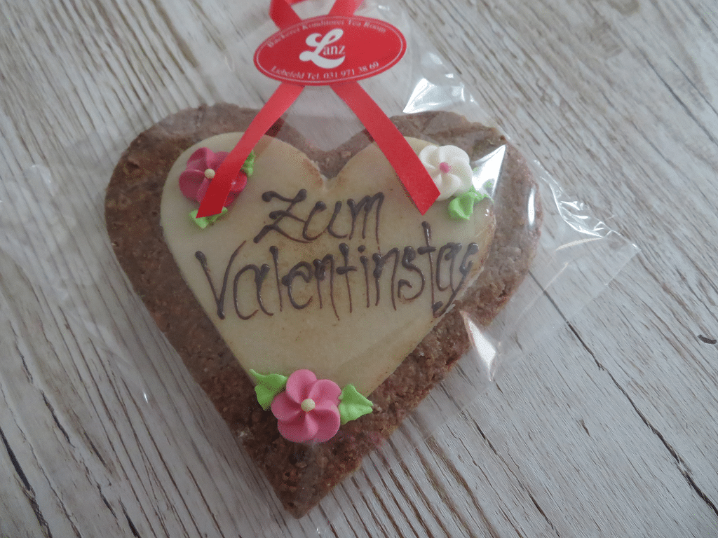 Mürbteig- Herz mit Valentinstagsdekor