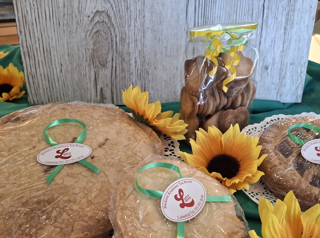 Nusstorten, Linzertorte, Kaffegüezli im Sommer mit Sonnenblumen
